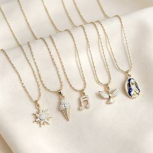 Collier pendentif tendance plaqué or 18 carats avec zircone cubique pour femme, breloques crème glacée, note de musique, colombe, vente en gros - Product Image 1