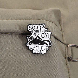ขออภัยฉันมาสายแมวของฉันกำลังนั่งอยู่กับฉันเข็มกลัดเคลือบเข็มกลัดแมวสีดำน่ารักเครื่องประดับป้ายปกเสื้อขายส่ง - Product Image 3