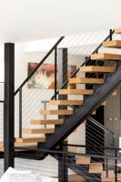 Escalier droit intérieur avec marches en chêne/hêtre et garde-corps en verre trempé/câbles en acier inoxydable, idéal pour villa/hôtel