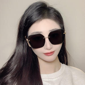 Gafas de sol sin montura a la moda para mujer, lentes moradas degradadas de metal, protección UV400, estilo cuadrado grande - Product Image 5