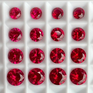 พลอยทับทิมสังเคราะห์ทรงกลมเจียระไนแบบเหลี่ยมคม สีแดงเลือดนก สำหรับฝังและประดับเครื่องประดับ - Product Image 1