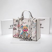 Nouveau Sac Fourre-tout Décontracté en PU 2025 pour Femme, Motif Ours de Dessin Animé, Couleurs Distinctives, Graffiti, Fermeture Éclair et Ouverte