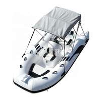 Bateau pneumatique rigide de pêche de 3,9 mètres (13 pieds) de couleur blanche avec console centrale et T-top