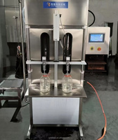 Petite machine de remplissage verticale semi-automatique par gravité Remplisseur de liqueur et d'assaisonnement de jus d'antigel contrôlé par PLC