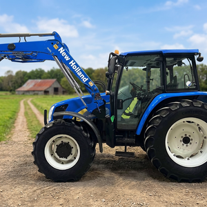 Tractor Agrícola New Holland 4x4 con Ruedas Azules y Cargador Frontal, Equipo Agrícola Multifuncional - Product Image 3