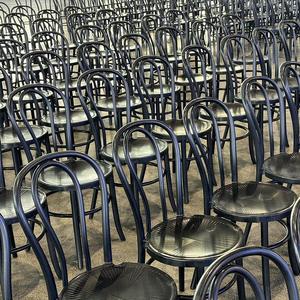 Chaises de fête en <span class=keywords><strong>bois</strong></span> courbé en résine noire texturée imperméable pour l'extérieur - Product Image 4