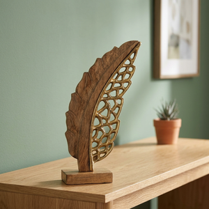 Pluma de Latón Decorativa para Mesa, Pieza de Arte de Estilo Rústico con Acabado de Madera Natural - Product Image 3
