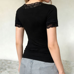 T-shirt décontracté à manches courtes en maille unie extensible avec col en V et dentelle, coupe ajustée, écologique, pour l'été - Product Image 3