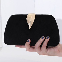 Tas Clutch Wanita Bahan Beludru, Dompet Pesta dengan Gesper Daun Logam, Tas Selempang Rantai Bertekstur Beludru untuk Acara Malam