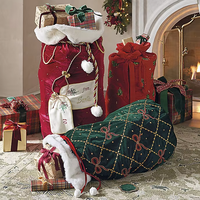 Sac de Noël matelassé motif houx et baies, rouge et vert, avec broderie et pompon vert, sacs du Père Noël rouges