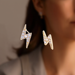 Boucles d'oreilles clous dorés E1242 avec cristaux de strass sertis à griffes, bijoux tendance unisexe - Product Image 2