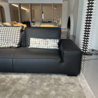 Convient au grand espace du salon de la villa, ensemble de canapés modernes, simples et de haute qualité en cuir épais de forme spéciale.
