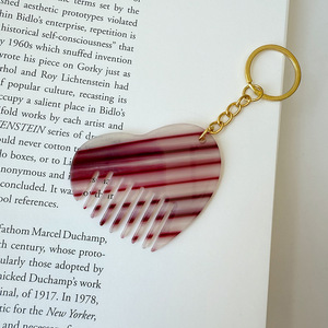 หวีรูปหัวใจดีไซน์ใหม่ปี 2026 แฟชั่นสร้างสรรค์  อะซิเตทสีแดง พวงกุญแจ DIY สายคล้อง<span class=keywords><strong>โทร</strong></span>ศัพท์ จี้ห้อยกระเป๋า ของขวัญโปรโมชั่นขายส่ง - Product Image 5