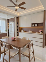 Meuble de cuisine moderne beige mat avec îlot en bois cannelé, unités murales du sol au plafond sans poignées, panneaux E1, ensemble de cuisine sur mesure