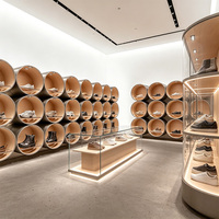 Présentoir à chaussures cylindrique empilable détachable de style industriel, intérieur bois, montage facile pour boutique de détail moderne