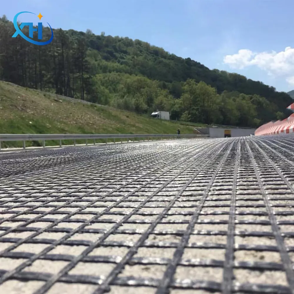 วัสดุก่อสร้างถนนยางมะตอยแบบมีกาวในตัว 60kN ไฟเบอร์กลาส geogrid ป้องกันรอยแยกบนพื้นผิวถนน