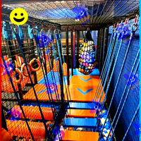 Parc de trampolines intérieur, aire de jeux à thème d'aventure, parcours de cordes ninja, mur d'escalade, tyrolienne, jeu interactif, centre commercial, école