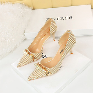 Chaussures d'été pour femmes à talons fins en PU, style européen et américain, à bout pointu, ornées de perles, tendance, vente directe d'usine - Product Image 5