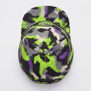 Casquette de golf unisexe verte camouflage néon et violette, imperméable, avec patch PVC, cordon et fermeture snapback, 5 panneaux, perforée et respirante, pour activités de plein air - Product Image 6