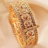 Bracelet en laiton filigrané orné, motif linéaire, accents de pierres rouges, écologique, fait main, traditionnel, pour femmes, pour mariage/fête/événement