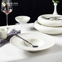 Vente en gros pas cher 11 pouces rond céramique glaçure pâtes profondes plat restaurant hôtel Logo personnalisé beige assiette à soupe