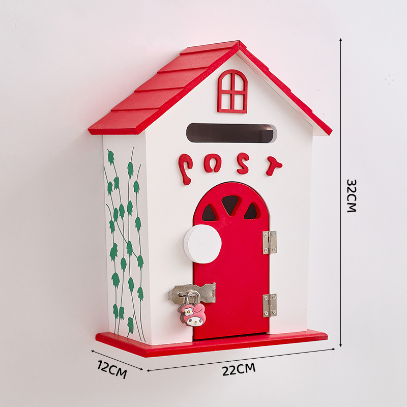 Buzón rojo cerrado con llave