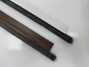 Groothandel Pvc + Zachte Pp Borstel Deur Weer Strippen Zelfklevende Deur Bodem Afdichting Borstel - Product Image 3