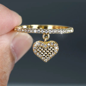 Anello con Ciondolo a Forma di Cuore, Design Creativo per Donne - Product Image 2