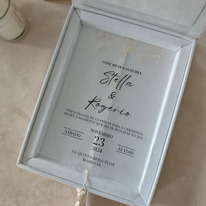 Boîte d'invitation de mariage en velours blanc avec illustration personnalisée de lieu de mariage en feuille d'or, monogramme de luxe, et cartes d'invitation en acrylique - Product Image 4