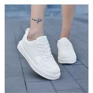 Zapatillas Deportivas Casuales Antideslizantes Blancas para Mujer, de Buena Calidad y Económicas, con Logotipo Personalizado en Blanco y Negro - Product Image 4