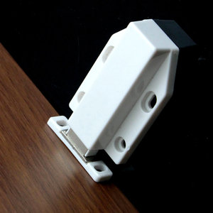 Loquet magnétique en plastique modèle 208 pour porte de placard de rangement avec mécanisme à ressort, ouverture et fermeture à une pression - Product Image 1