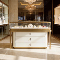 Vitrine de présentation de bijoux de luxe en or brossé, vitrine de magasin de bijoux en verre trempé, présentoir en verre autoportant