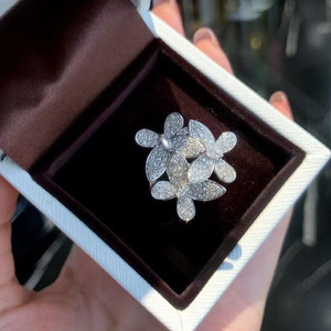 Anello Cocktail Q150 con Fiori, Micro Pavé di Strass, Creazione in Laboratorio, Anelli Unisex per Feste e Moda - Product Image 4