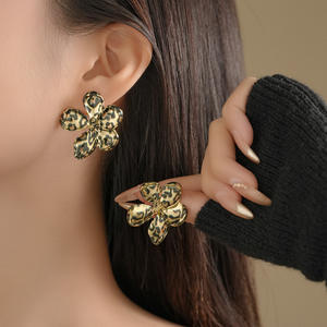 Pendientes de Flor Metálicos con Acabado Mate, Color Rojo Dorado, Elegantes y de Lujo para Mujer - Product Image 1