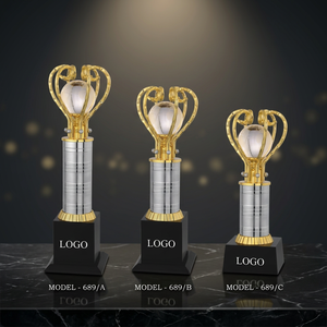 Trofeo de Metal Fundido a Presión de Lujo con Base de Madera, Acabado en Oro Cromado, Grabado Láser, Diseño Corporativo/Geométrico, para Destacados Ejecutivos - Product Image 1
