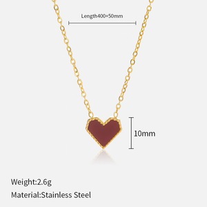 Tour de cou parisien en forme de cœur-Chaîne en acier inoxydable plaqué or 18 carats avec pendentif cœur cramoisi en émail vitrifié - Product Image 6