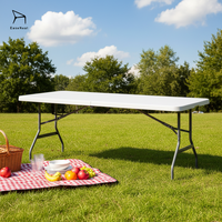 Table pliante moderne en plastique pour l'extérieur, robuste, durable, portable, idéale pour la restauration, les cours, les parcs et les jardins.