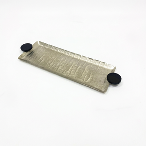 Plateau de service en métal argenté avec poignée en bois, finition brossée, pour usage domestique et hôtelier, personnalisation disponible en gros - Product Image 1