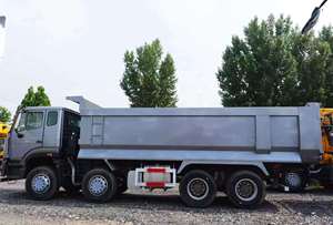 Camion benne basculante d'occasion Sinotruck HOWO 375ch 8x4 à conduite à droite en promotion - Product Image 4