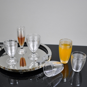 Copa de vino transparente con tallo acanalado, diseño clásico para comidas elegantes, vaso de vidrio transparente con rayas horizontales - Product Image 4