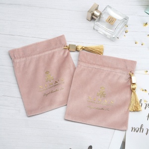 <span class=keywords><strong>Emballage</strong></span> épais <span class=keywords><strong>de</strong></span> <span class=keywords><strong>luxe</strong></span> pochette en velours logo personnalisé imprimé cadeau <span class=keywords><strong>de</strong></span> mariage montre parfum bijoux <span class=keywords><strong>emballage</strong></span> <span class=keywords><strong>sac</strong></span> à cordon en velours - Product Image 4