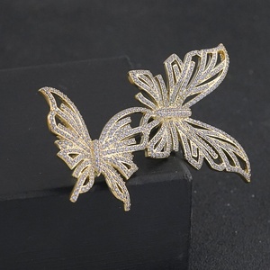 Broche de Mariposa Doble de Lujo con Circonitas Cúbicas Blancas y Doradas, Hebilla para Bufanda de Mujer, para Bodas y Fiestas - Product Image 2