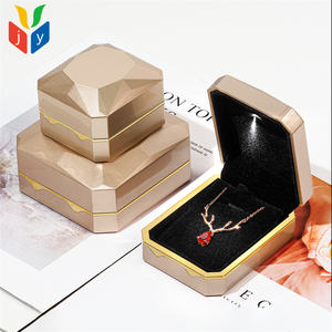 Элитная шкатулка для украшений из лакированного дерева с золотым покрытием, светодиодной подсветкой, черным бархатом и возможностью нанесения логотипа на заказ. Для кулонов, браслетов и длинных цепочек. - Product Image 4