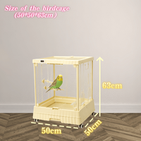Une grande cage à oiseaux luxueuse en métal avec des roues transparentes et mobiles pour un transport facile, adaptée aux perroquets