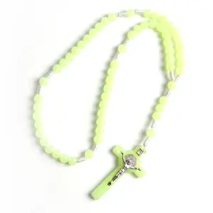 Großhandel Kunststoff leuchtende Perlen Saint Benedict Herzstück katholische Rosenkranz Halskette mit Kreuz Anhänger