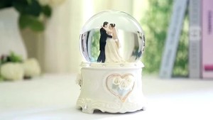 3D sfera di neve artigianale in resina personalizzata modello di coppia di sposini scultura scena di nozze arte Display <span class=keywords><strong>da</strong></span> tavolo ornamenti Souvenir romantico - Product Image 2