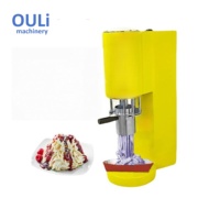 Machine à glaces et sorbets professionnelle de comptoir, en acier inoxydable, pour la préparation de gelato et de crème glacée en forme de spaghetti et de pâtes, pour usage en restaurant.