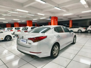 Berlina <span class=keywords><strong>Sportiva</strong></span> Coreana Usata: <span class=keywords><strong>Kia</strong></span> K5 GL Manuale del 2012, Motore 2.0L, Stile Accattivante e Guida Coinvolgente - Product Image 2