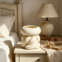 Pot de fleurs moderne abstrait en résine nouée, sculpture en corde torsadée crème, pot à fleurs esthétique en forme de corde tressée, vase décoratif pour plantes d'intérieur