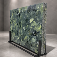Grande dalle de marbre vert paon naturel poli pour plan de travail de cuisine, meuble-lavabo de salle de bain, revêtement mural et revêtement de sol